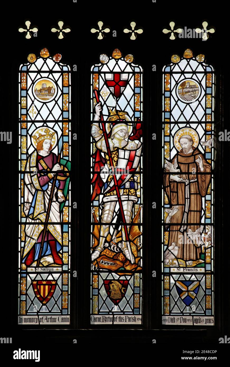 Vitraux représentant les saints Salvyn, George et François d'Assise, église Exford, Somerset, Angleterre Banque D'Images