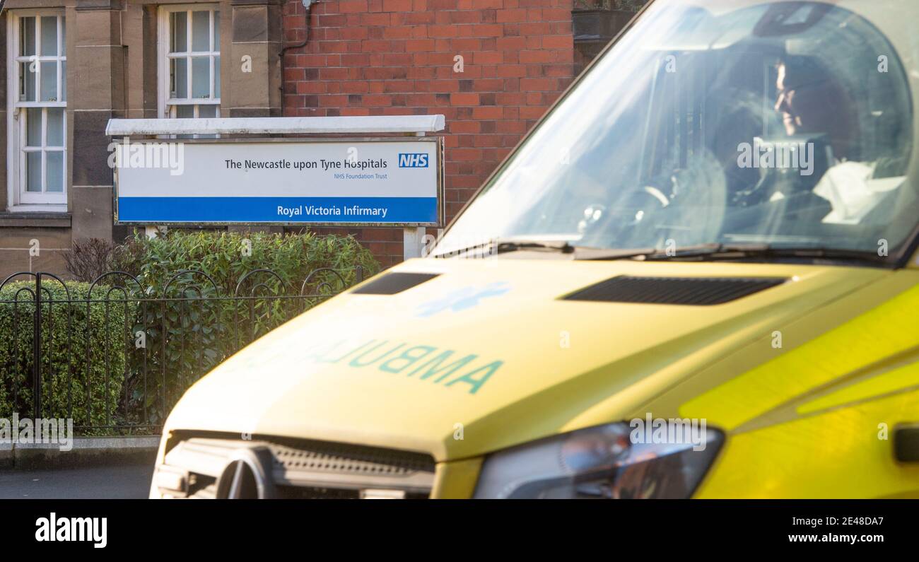 Entrée principale du NHS Royal Victoria Infirmary RVI Hospital à Newcastle upon Tyne avec Ambulance Banque D'Images