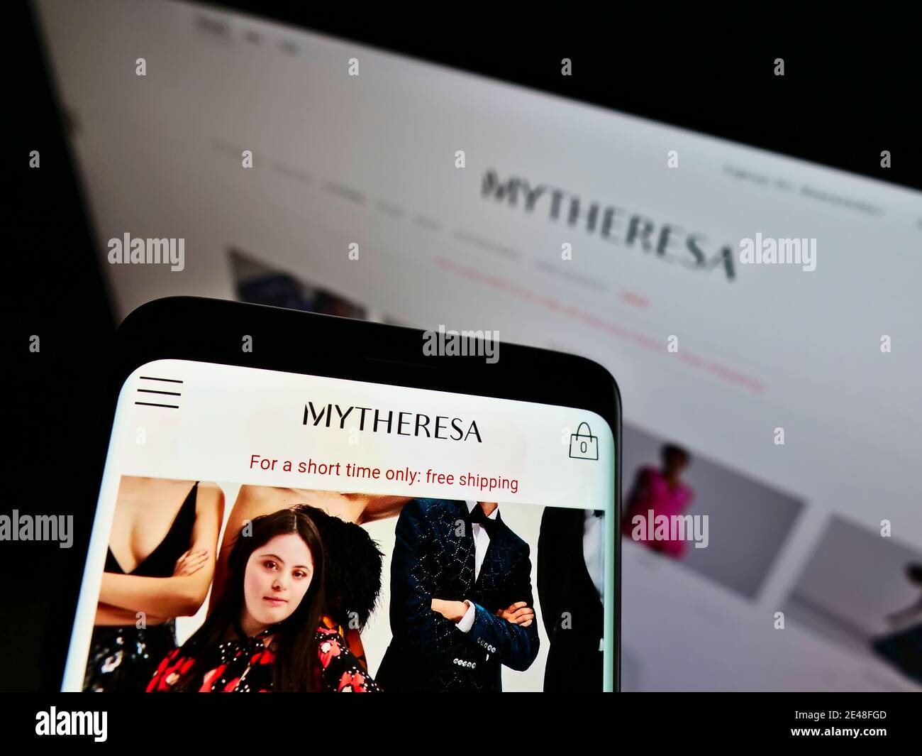 Téléphone mobile avec site Web et logo de la société allemande de commerce électronique Mytheresa.com (boutique en ligne). Faites la mise au point en haut au centre de l'écran du téléphone. Banque D'Images