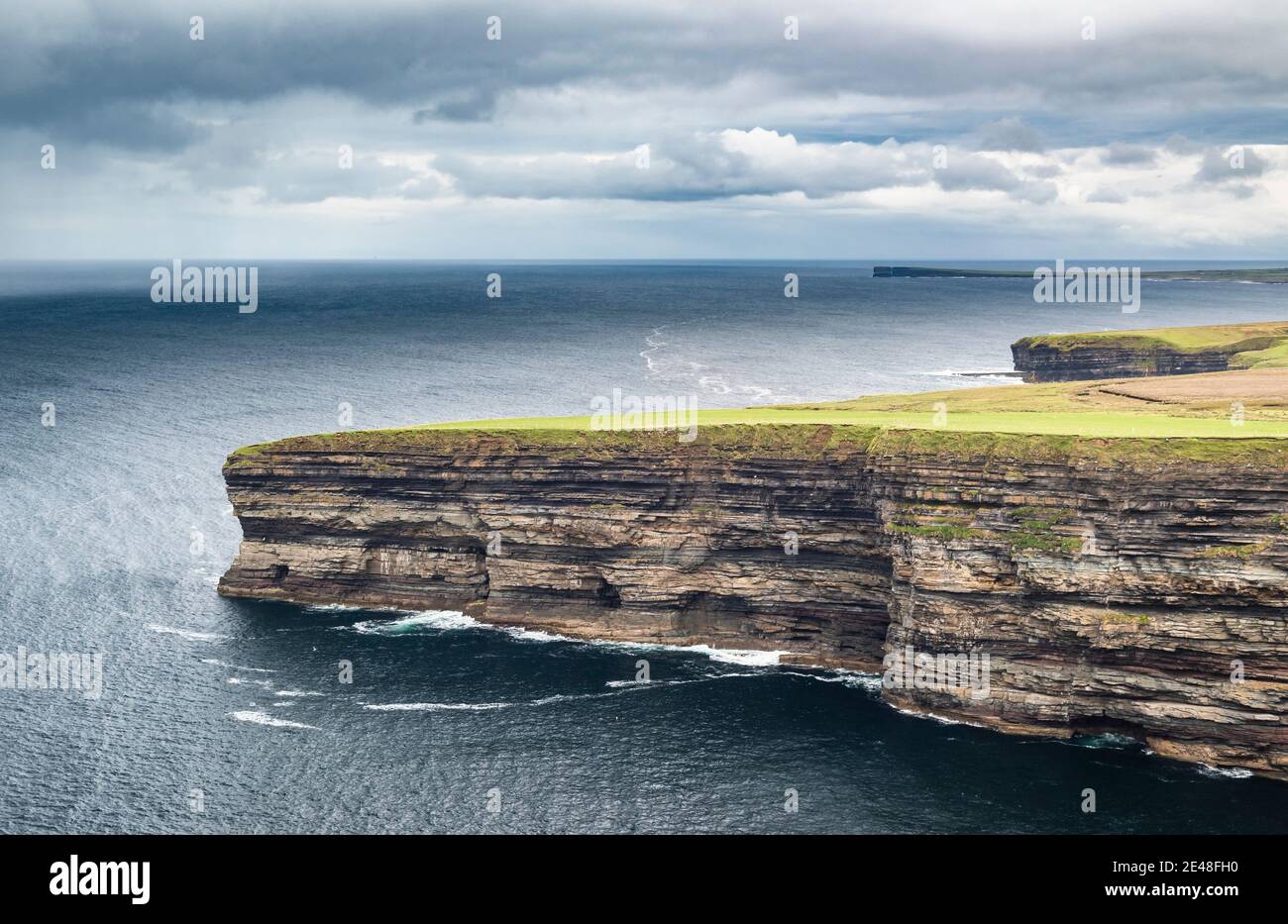 Falaises de calcaires et de schistes carbonifères inférieurs interstratifiés qui dépassent dans l'océan Atlantique près de Downpatrick Head, au nord de Mayo, en Irlande Banque D'Images