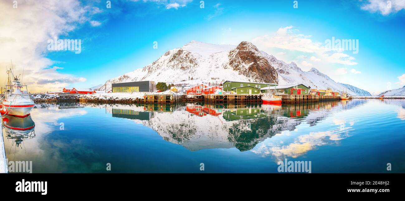 Vue panoramique à couper le souffle sur le village et le port de Ramberg au lever du soleil. Destination de voyage sur Lofotens... Emplacement: Ramberg, île de Flakstadoya, Lofoten; N Banque D'Images