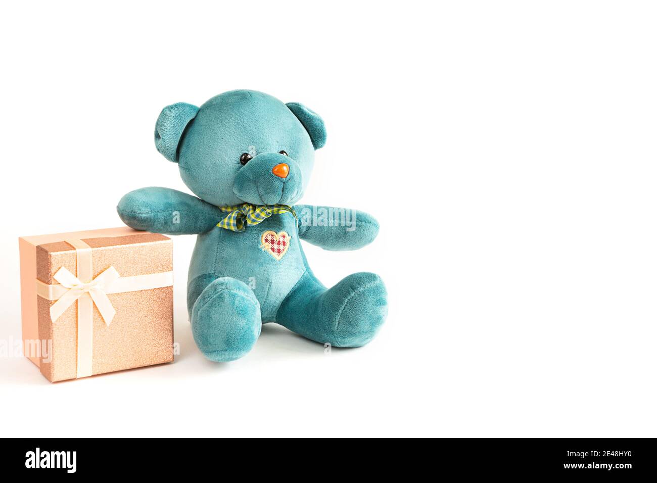 Ours en peluche turquoise avec coeur brodé, contenant une boîte cadeau et  un noeud sur fond blanc. Jouet pour enfants. L'amour, un cadeau de  vacances, un decla Photo Stock - Alamy