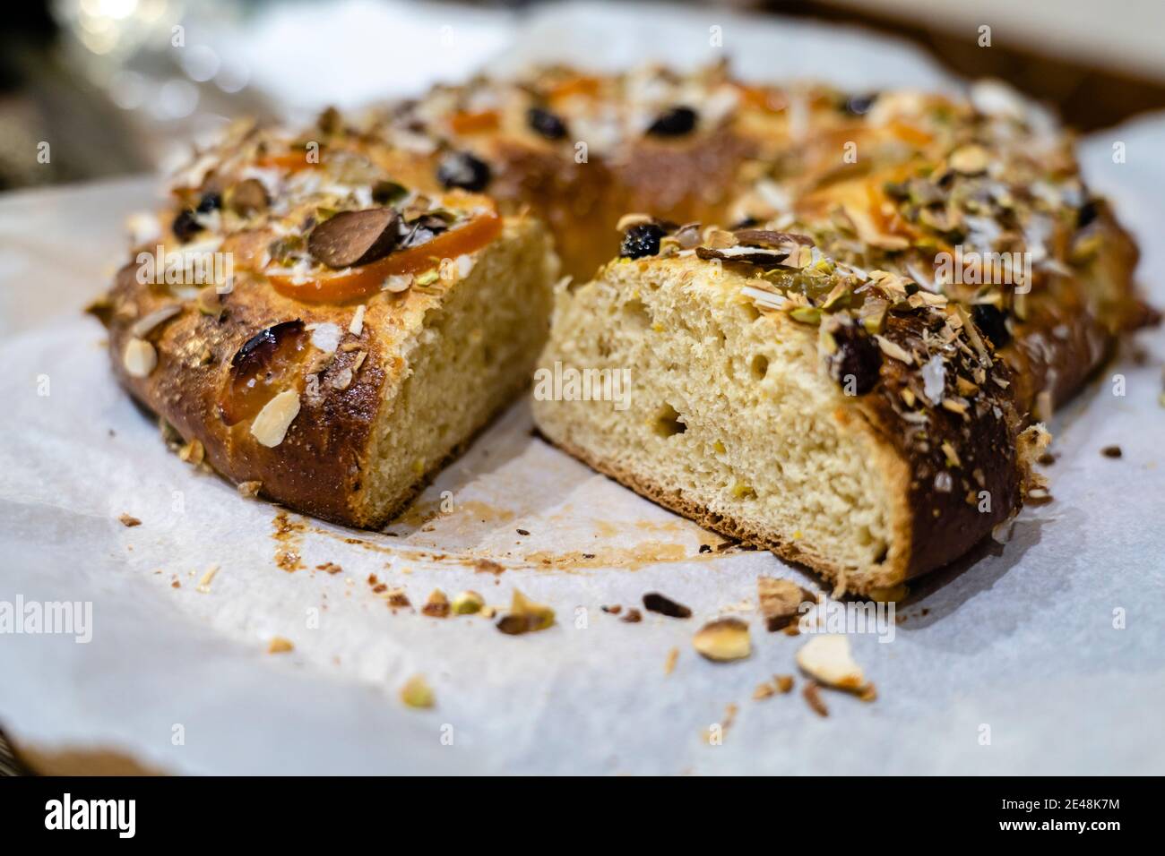 Rosson de reyes dessert traditionnel espagnol fait à Noël avec crème d'amande et fruits confits sur fond rustique Banque D'Images