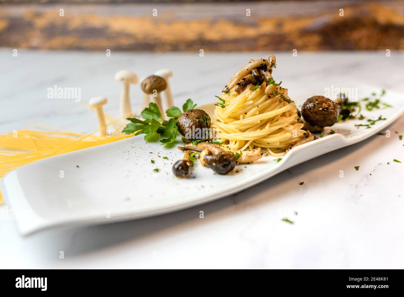 assiette de spaghetti de pâtes italiennes gastronomiques aux champignons et blanc arrière-plan Banque D'Images