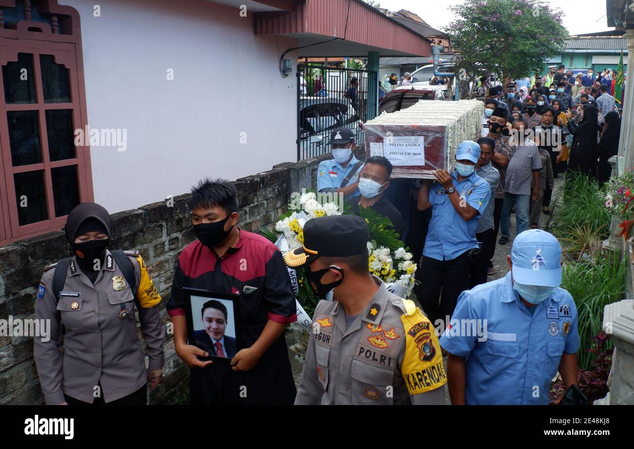 Bangka Belitung, Indonésie. 22 janvier 2021. Les pallbearers portent un cercueil portant les restes de Yulian Andhika, un steward qui a péri à bord de la Sriwijaya Air SJ 182 qui s'est écrasée dans la mer de Java quelques minutes après le décollage de Jakarta le 9 janvier, lors des funérailles au cimetière public Srimenanti sur l'île indonésienne de Bangka Belitung le 22 janvier. 2021. (Photo par Hairul Ashter/INA photo Agency/Sipa USA) crédit: SIPA USA/Alay Live News Banque D'Images
