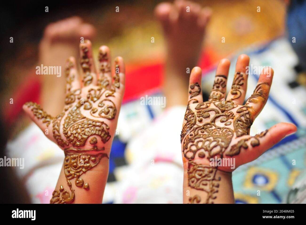 Modèle Henné Main Petite Fille Enfant avec un motif henné indien sur les mains Photo Stock - Alamy