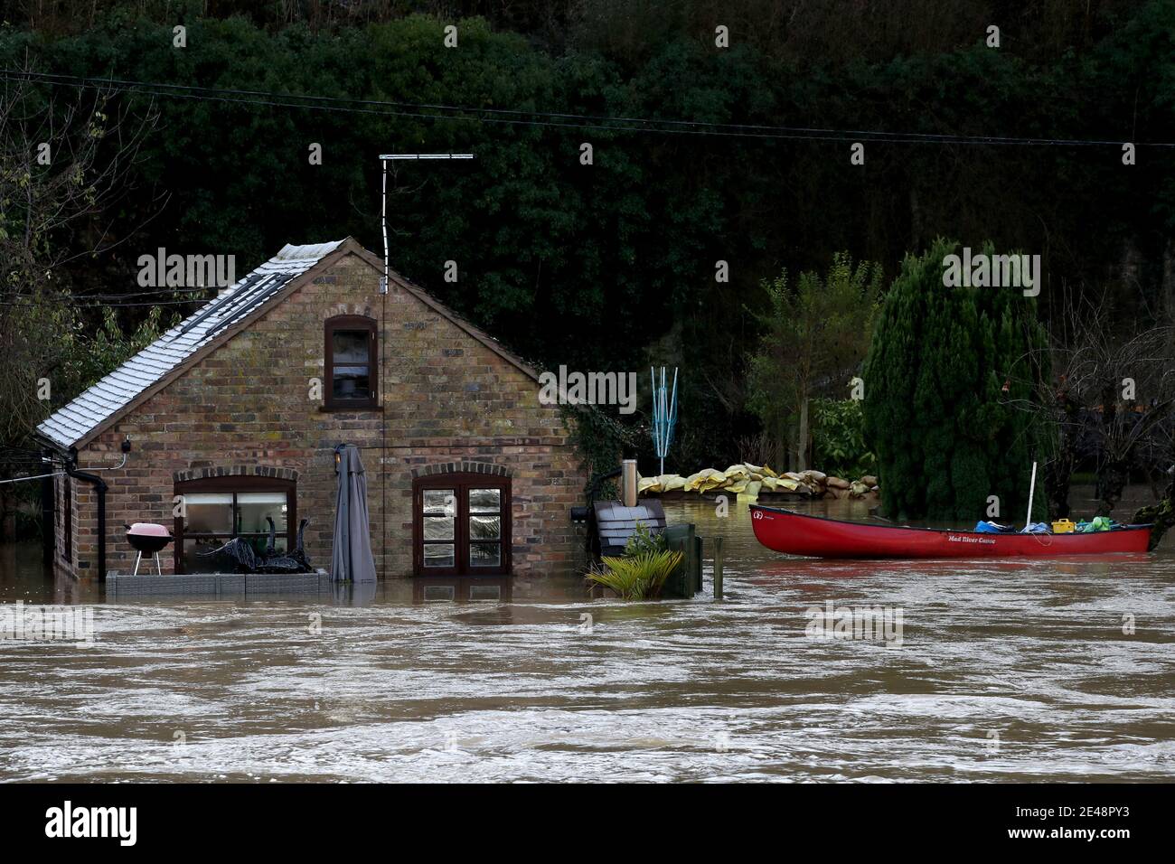 Le Boathouse d'où Vic Haddock exploite sa location de canoës et de chambres d'hôtes sont entourés par les eaux de crue de la rivière Severn à Ironbridge, Shropshire, après que le Storm Christoph a causé des inondations à travers le Royaume-Uni. Date de la photo: Vendredi 22 janvier 2021. Les températures pourraient baisser de moins 10 °C dans les jours à venir, car Storm Christoph laisse place au temps froid de l'hiver ce week-end. Le crédit photo devrait se lire comme suit : Nick Potts/PA Wire Banque D'Images