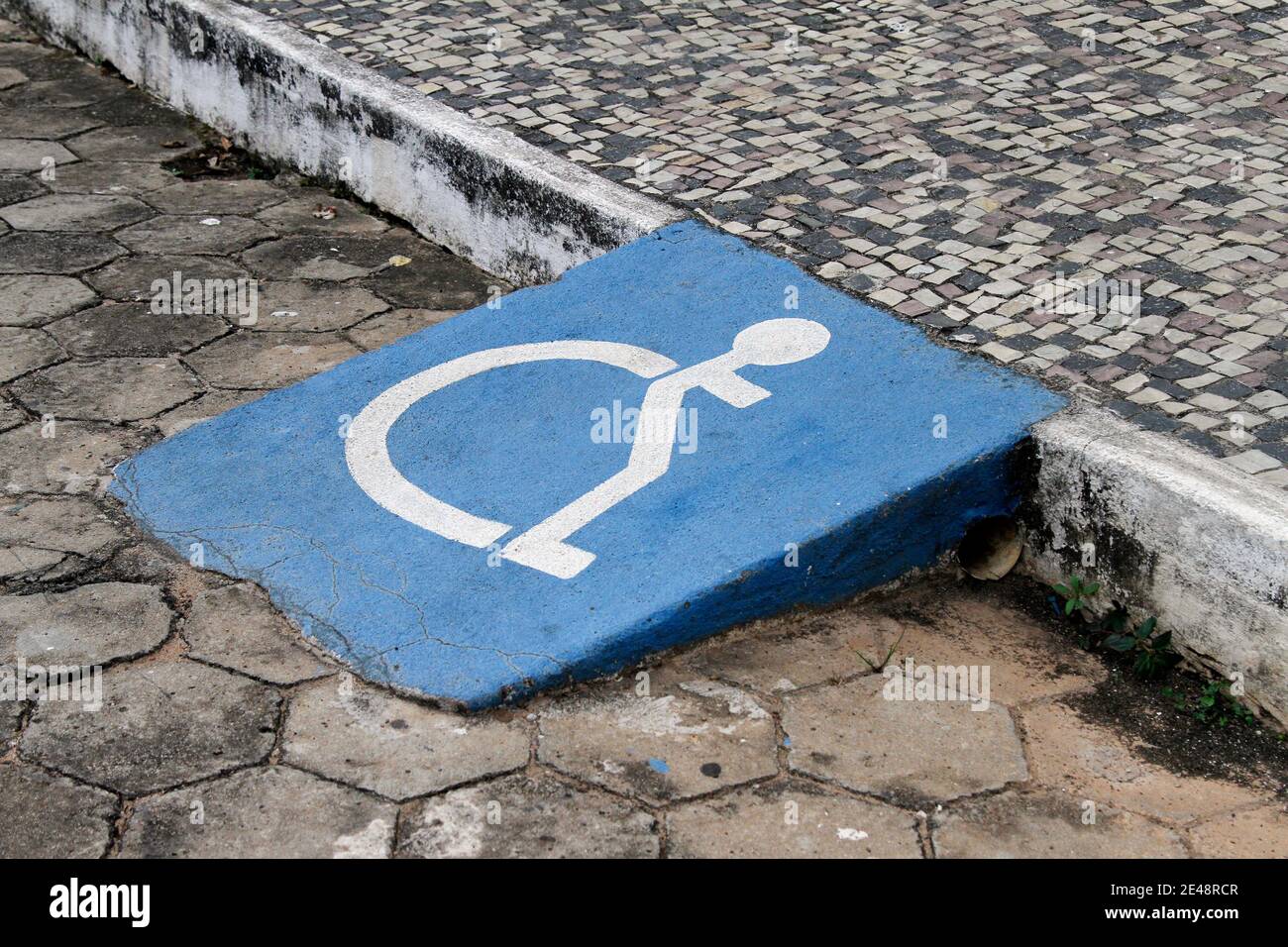 rampe d'accès pour les fauteuils roulants avec symbole d'accessibilité Banque D'Images