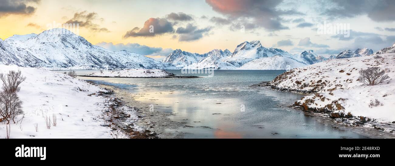 Vue imprenable le matin sur le fjord de Torsfjorden avec glace fissurée et sommets enneigés en arrière-plan. Lieu: Ramberg, île de Flakstadoya, Lofoten; non Banque D'Images