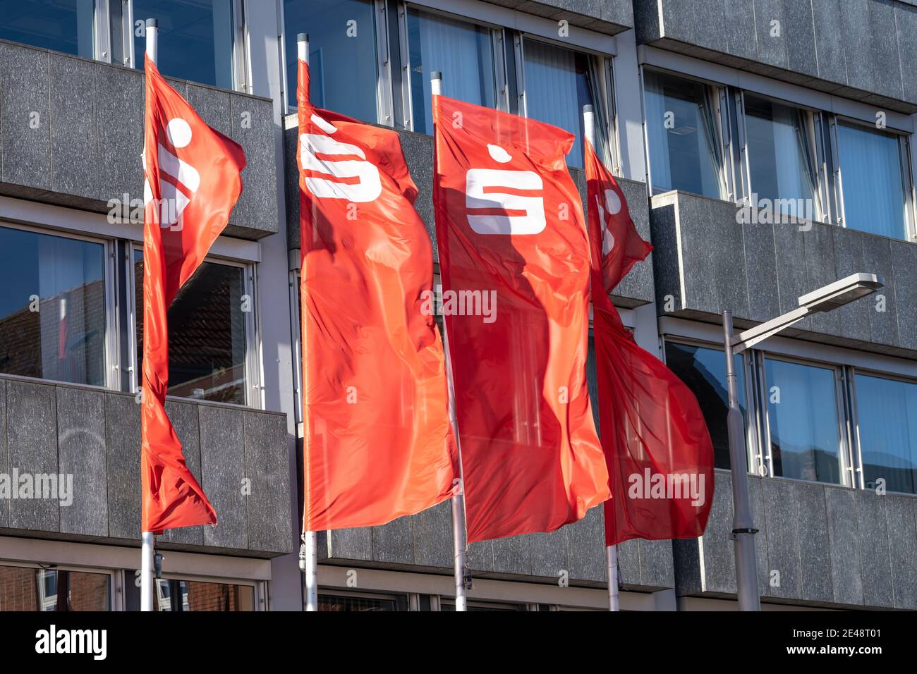 Ratzeburg, Allemagne, le 21 janvier 2021 : drapeaux rouges avec le logo blanc de la Banque allemande d'épargne – nommée Sparkasse agitant dans le vent devant un Banque D'Images