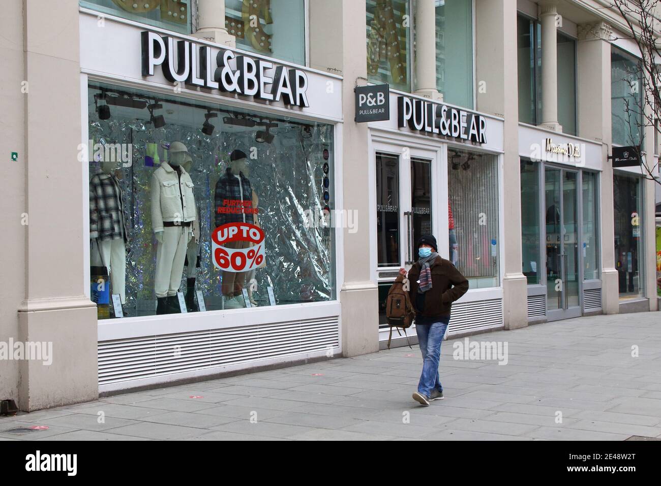 Pull bear store uk Banque de photographies et d'images à haute résolution -  Alamy