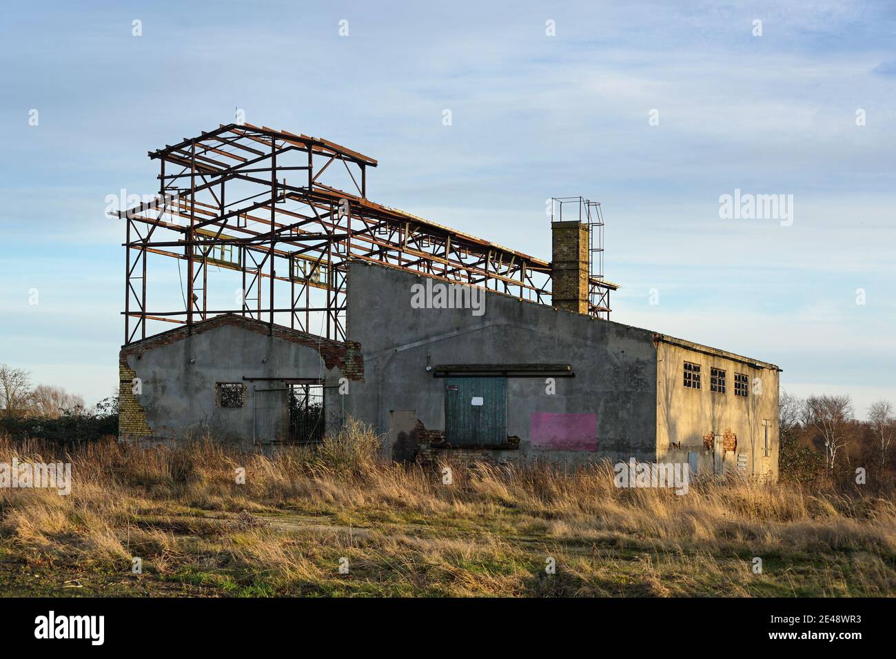 Ruine d'un bâtiment agricole d'un GPL (Coopérative de production agricole) Dans l'ancienne Allemagne de l'est à partir de l'époque de la RDA (Rép. Démocratique allemande Banque D'Images