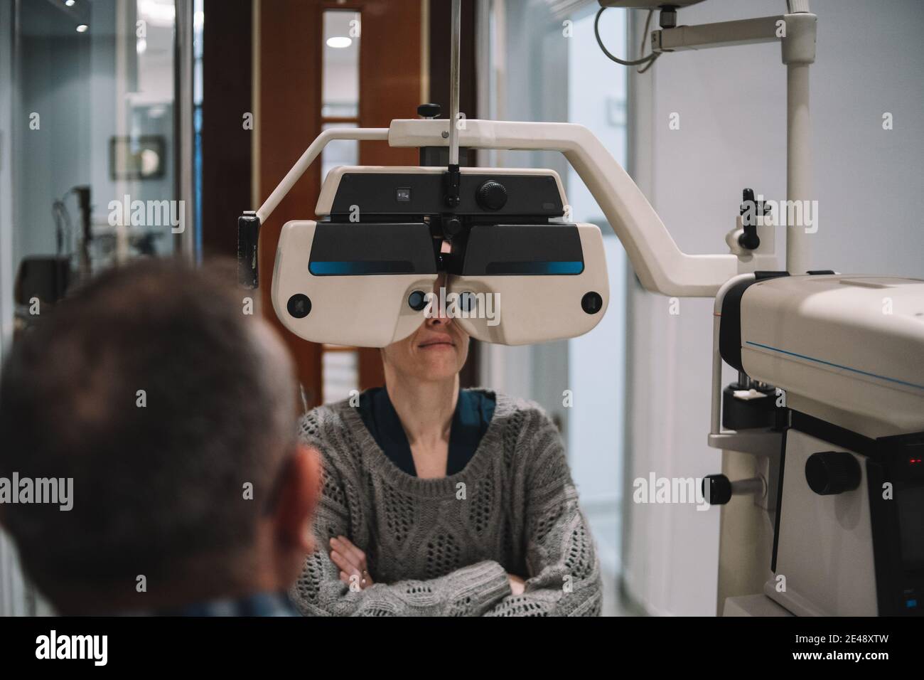 Une femme qui obtient un test visuel de champ fait par le optométriste Banque D'Images