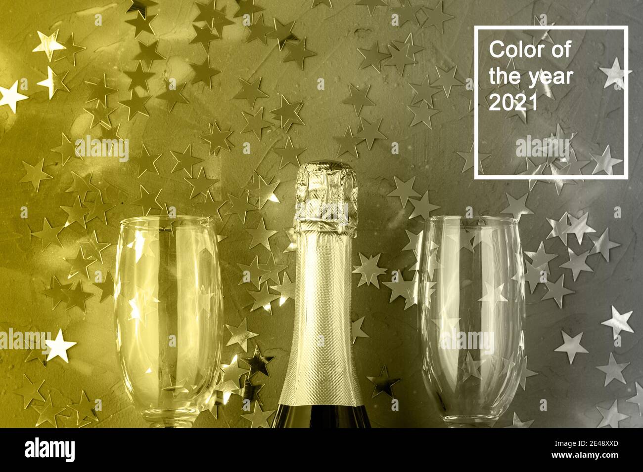 Bouteille De Champagne Et Verres Aux Etoiles Confettis D Or Concept Pour Noel Nouvel An Anniversaire Ou Mariage Couleur De L Annee 21 Photo Stock Alamy
