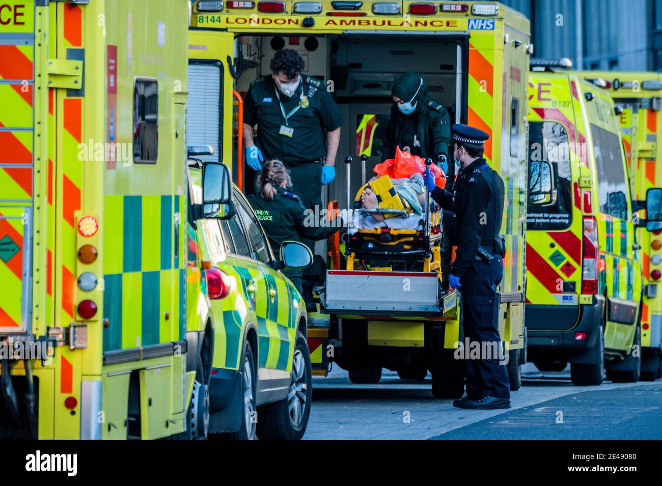 Londres, Royaume-Uni. 22 janvier 2021. La police arrive avec un patient, soulignant son besoin de vaccination comme l'ont demandé les officiers de police en chef au cours des derniers jours - des ambulances arrivent au service des accidents et des urgences pour déposer des patients à l'hôpital Royal London de Whitechapel. Londres est dans le lockdown national 3 et la pression sur les lits dans le NHS reste élevée. Crédit : Guy Bell/Alay Live News Banque D'Images