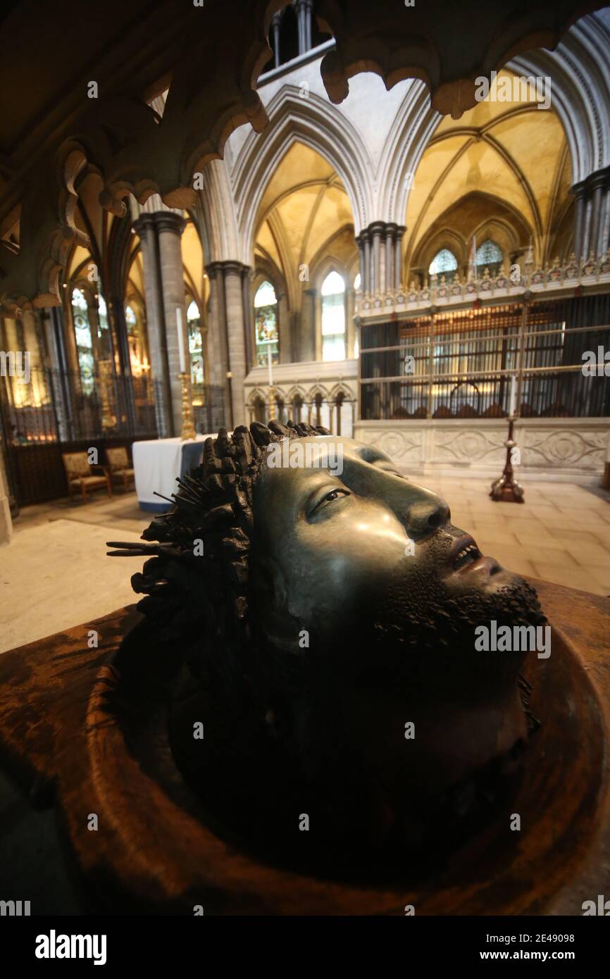 Cathédrale de Salisbury, Wiltshire, Angleterre, Royaume-Uni. Une sculpture de l'artiste Ana Maria Pacheco, intitulée Etude de la tête (Jean Baptiste III) dans l'autel de la cathédrale Banque D'Images