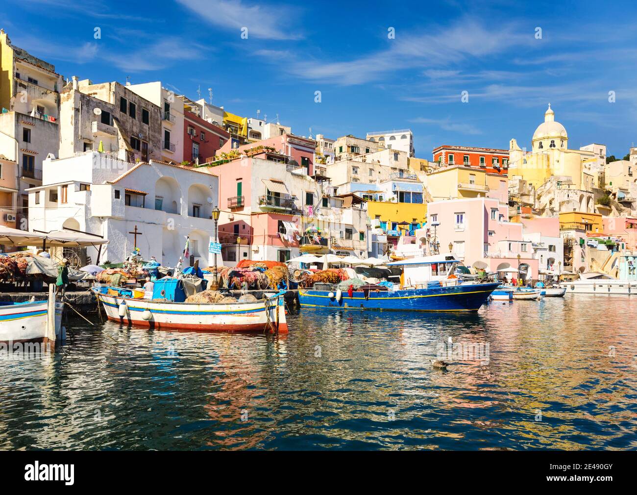 Île de Procida, Naples, Italie. Le port coloré de la Corricella Banque D'Images