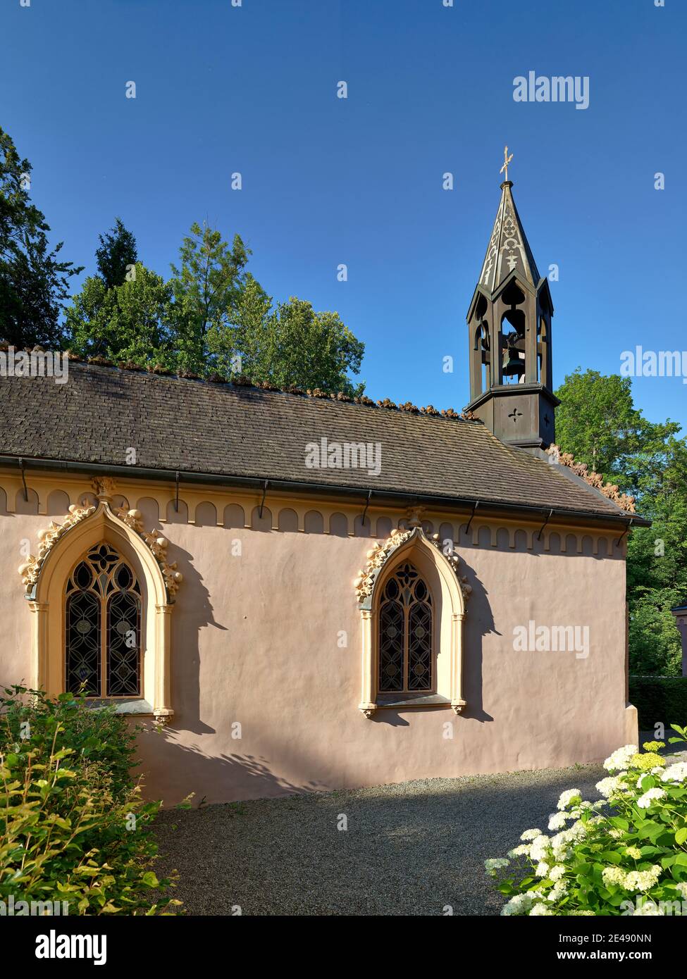 Château, pavillon de chasse, lac du château, fossé, eau, parc, jardin, nuages, lever du soleil, aube, impératrice Elisabeth, Elisabeth d'Autriche-Hongrie, Sissi, Sissi, château de Sisi, chapelle du château, chapelle, chapelle du château néo-gothique, gothique, itinéraire culturel, rue Sisi Banque D'Images