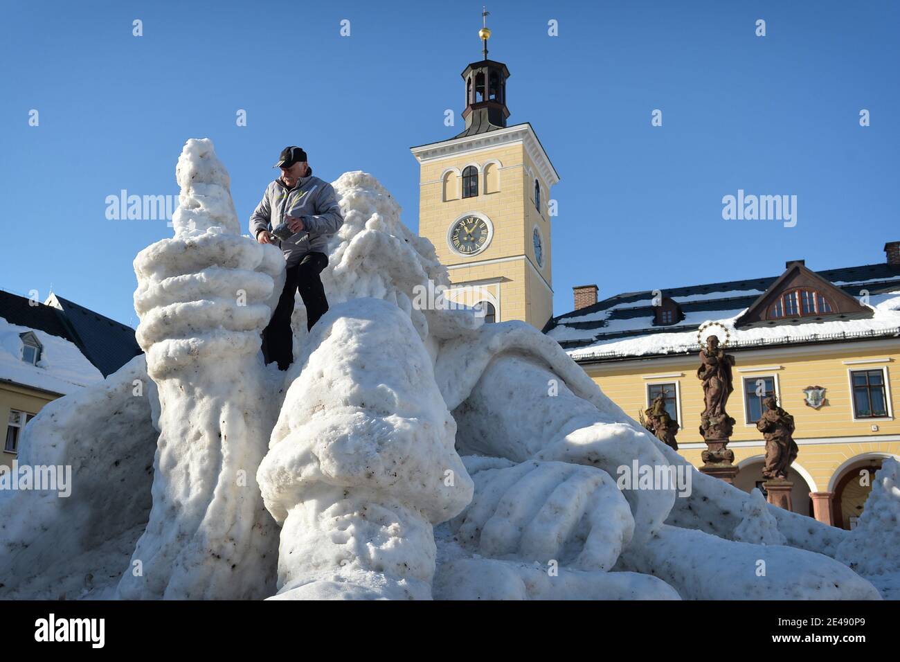 Jilemnice, République tchèque. 22 janvier 2021. La ville de Jilemnice  possède une sculpture sur neige du légendaire géant Krakonos. Il fait  l'objet de nombreuses légendes et de l'esprit de montagne folklorique des