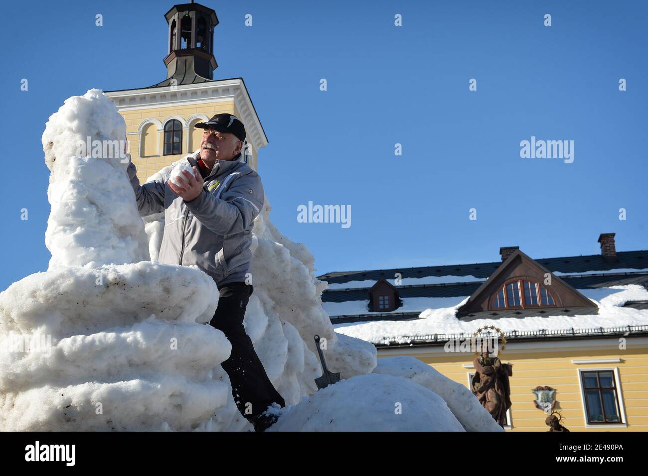 Jilemnice, République tchèque. 22 janvier 2021. La ville de Jilemnice  possède une sculpture sur neige du légendaire géant Krakonos. Il fait  l'objet de nombreuses légendes et de l'esprit de montagne folklorique des