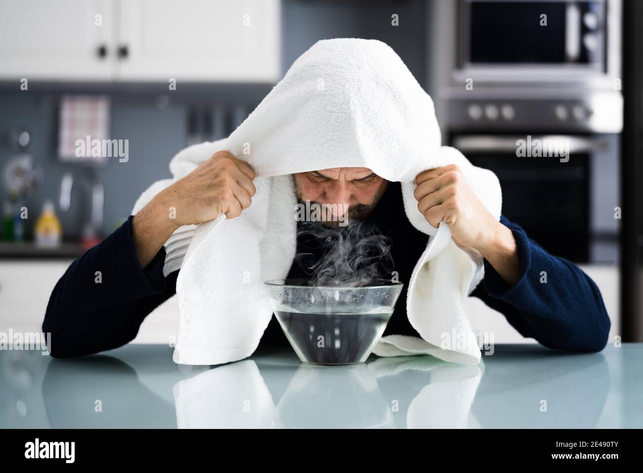 Homme faisant l'inhalation alternative de la médecine de fines herbes à  l'aide du bol à vapeur Photo Stock - Alamy