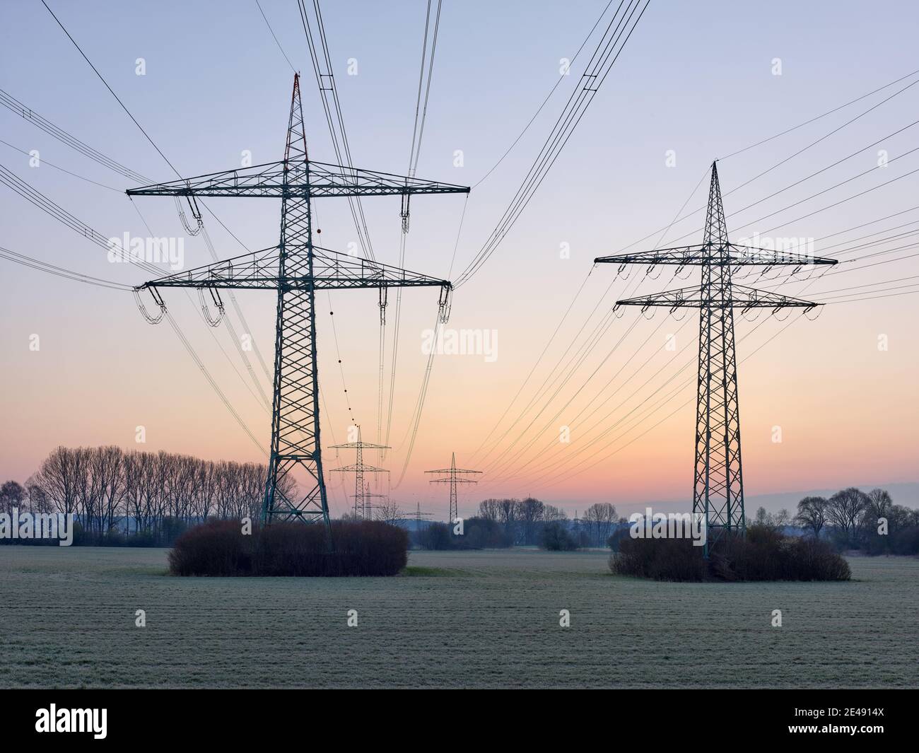 Zone industrielle, champ, agriculture, aube, ligne électrique, ligne électrique, ligne haute tension, route haute tension, pôle d'alimentation, pôle haute tension Banque D'Images