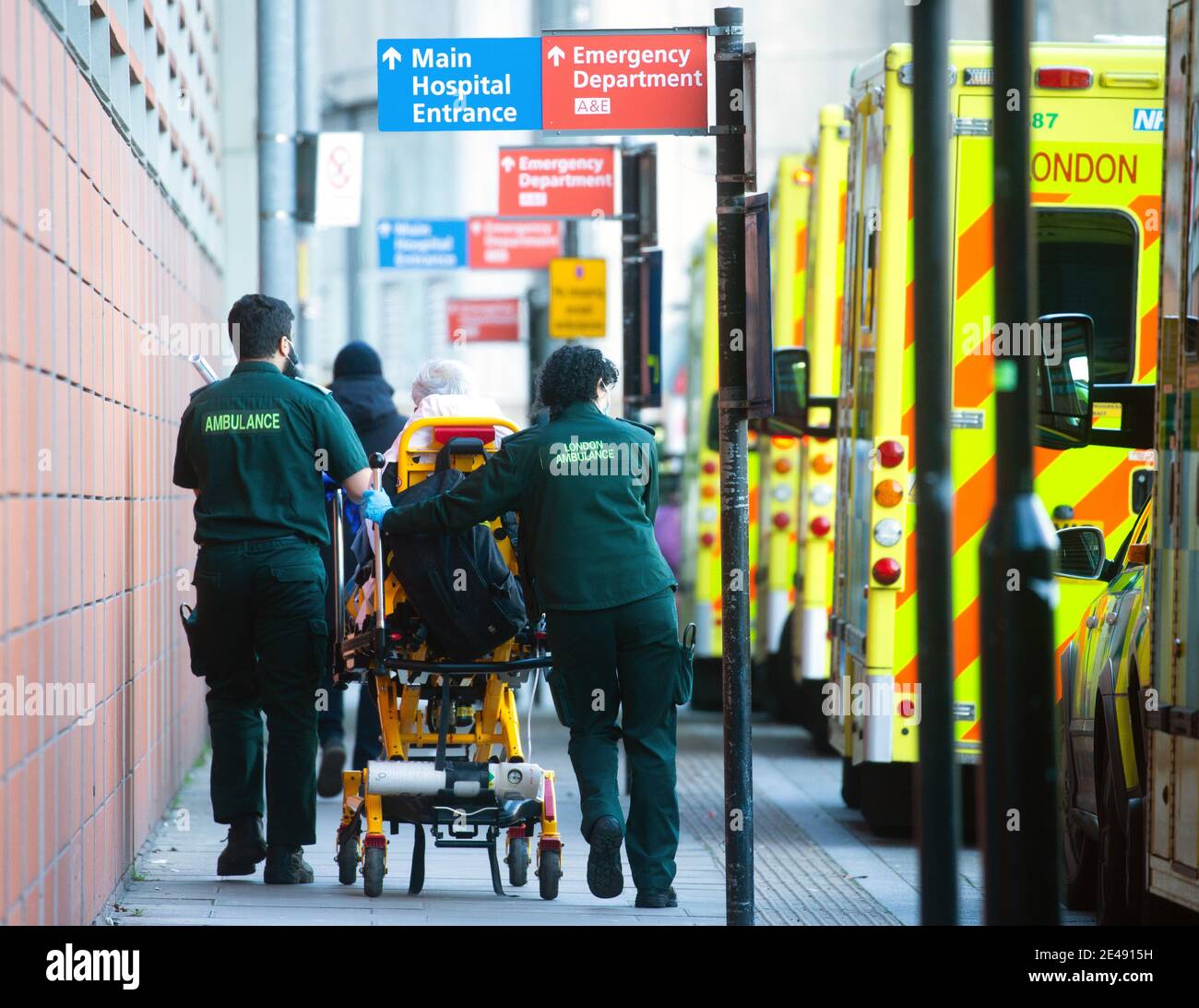 Londres, Royaume-Uni. 22 janvier 2021. Un flux régulier de patients arrivant à l'hôpital Royal London à Whitechapel. Le NHS est soumis à un stress sévère avec un grand nombre de patients Covid ainsi que le travail de routine régulier. Les chiffres pour les cas ont légèrement chuté aujourd'hui alors que le verrouillage complet continue. Le gouvernement envisage de payer 500 £ aux gens pour les mettre en quarantaine à la maison. Crédit : Mark Thomas/Alay Live News Banque D'Images