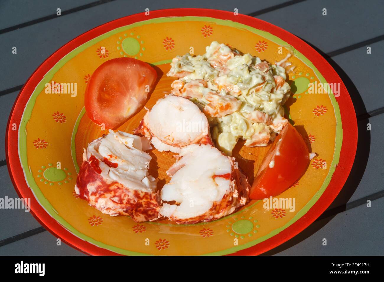 Morceaux de queue de homard cuite, légumes mélangés et tomates en tant qu'apéritif Banque D'Images