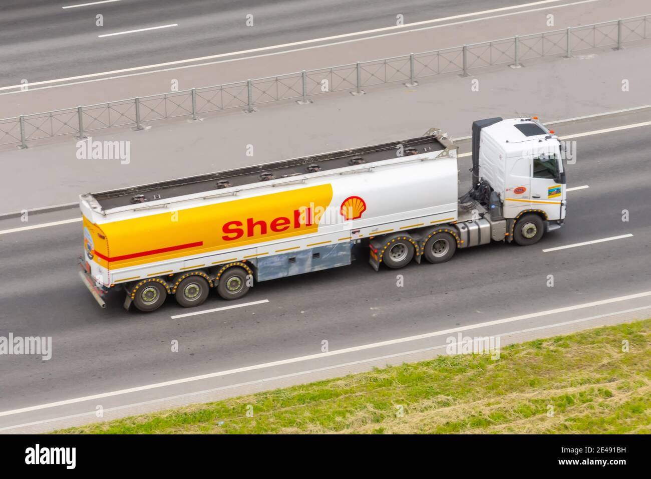 Camion-citerne lourd Shell Company sur la route de la ville. Russie, Saint-Pétersbourg. 16 juin 2020 Banque D'Images