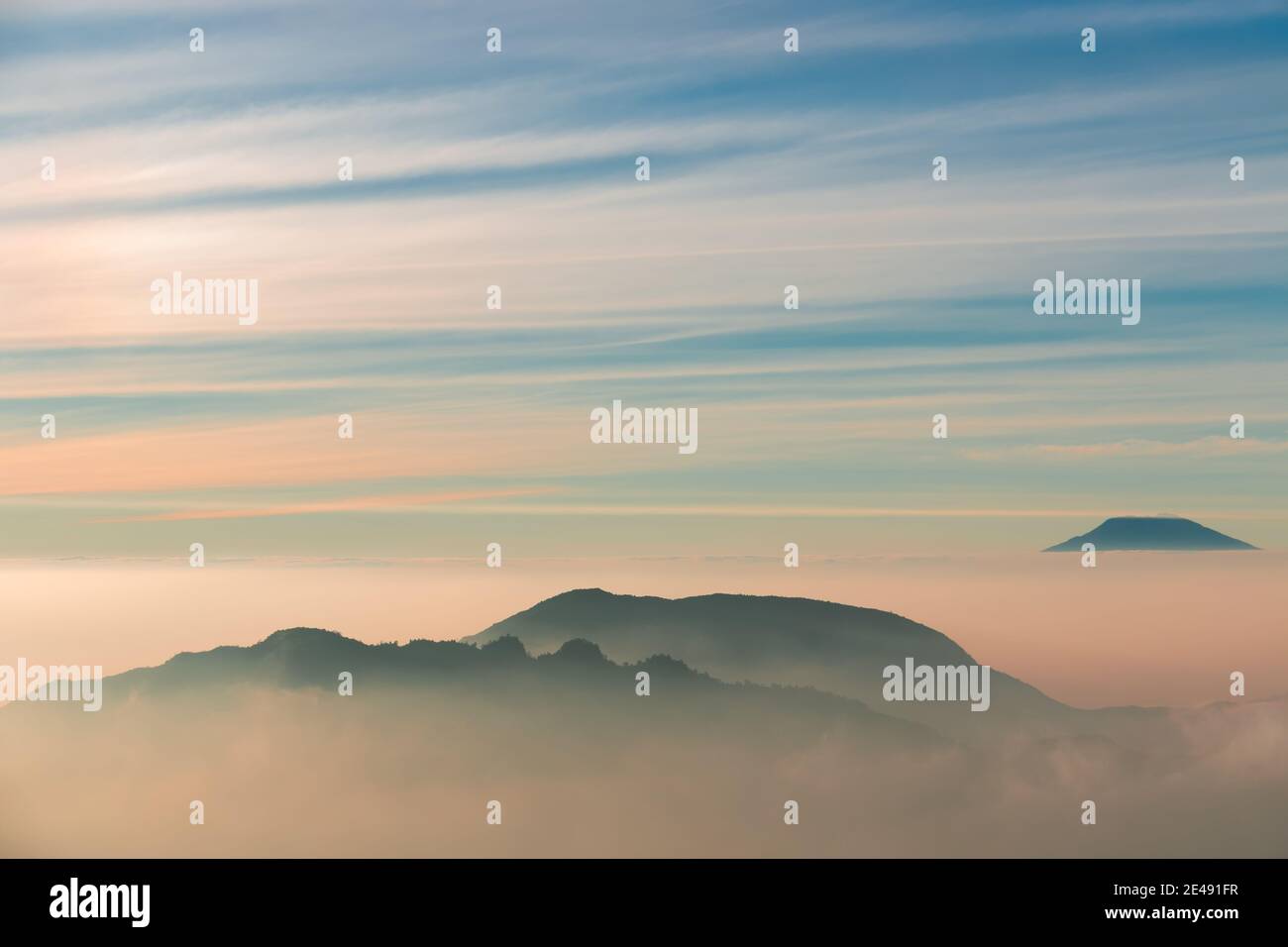 Vue sur les montagnes de Sindoro avec une mer de ​​clouds dans le centre de Java, Indonésie du haut tôt le matin Banque D'Images