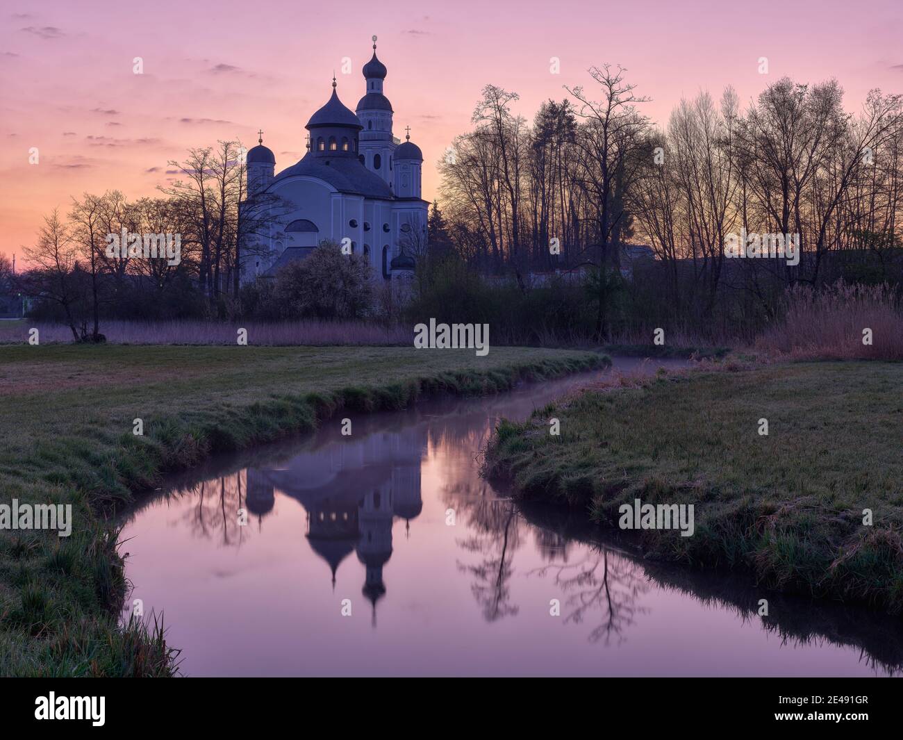 Ruisseau, eau courante, champs, prairies, rosée du matin, église, église de pèlerinage, arbres, bosquets d'arbres, aube, aube Banque D'Images