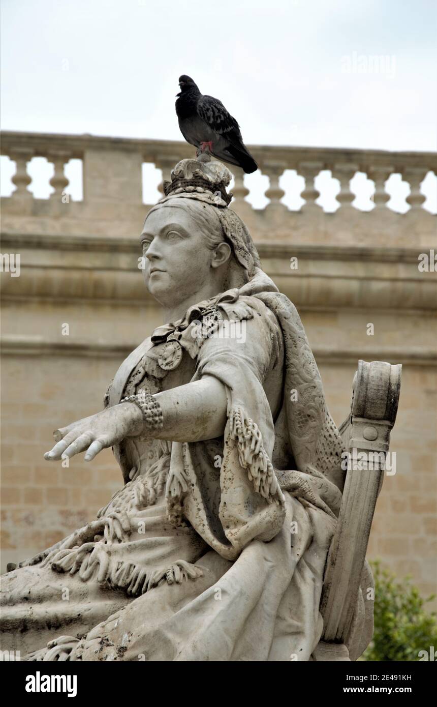 La statue de la reine Victoria à la Valette, à Malte, en face de la Bibliothèque nationale Banque D'Images