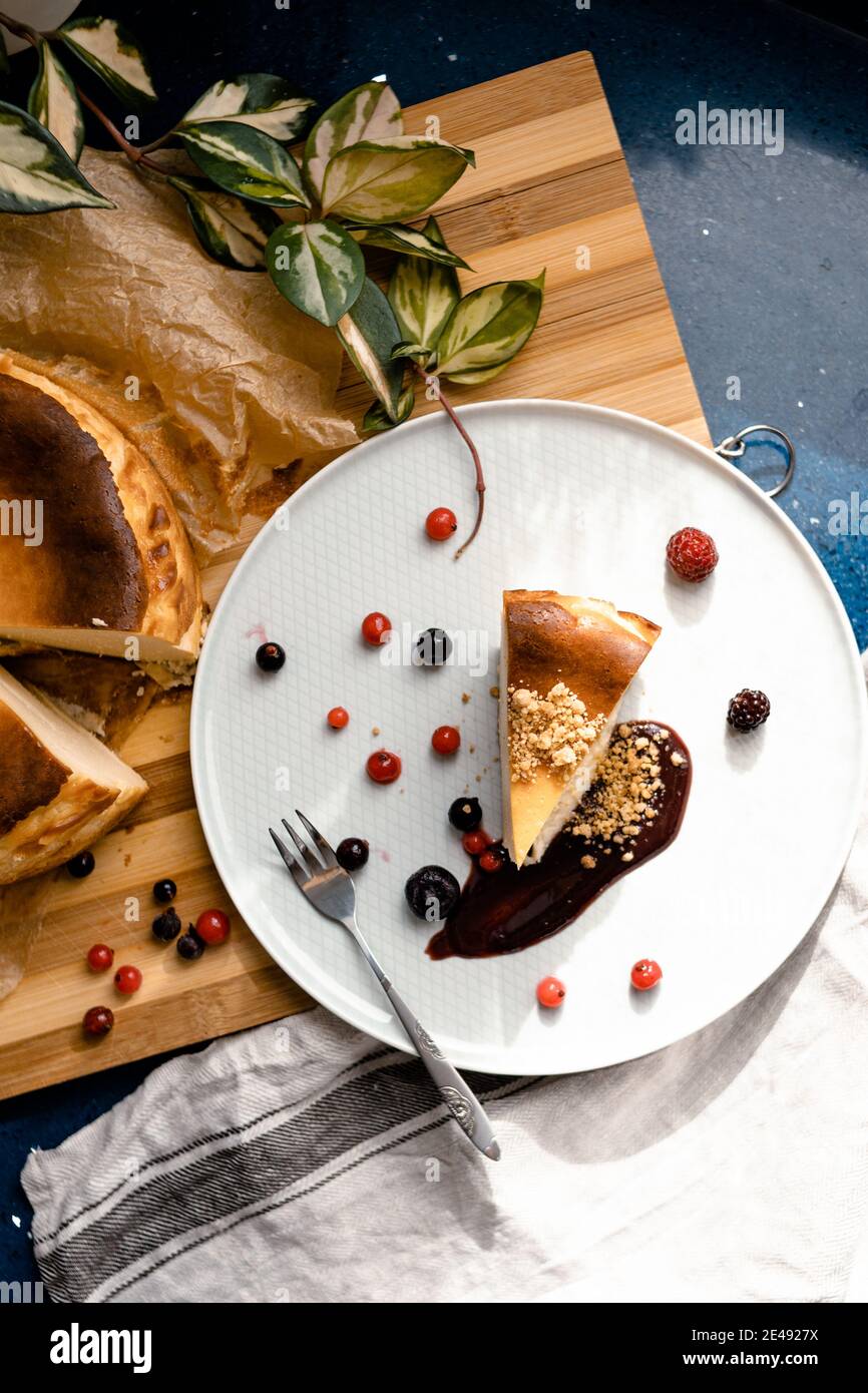 Vue imprenable sur une portion de cheesecake maison et les baies Banque D'Images