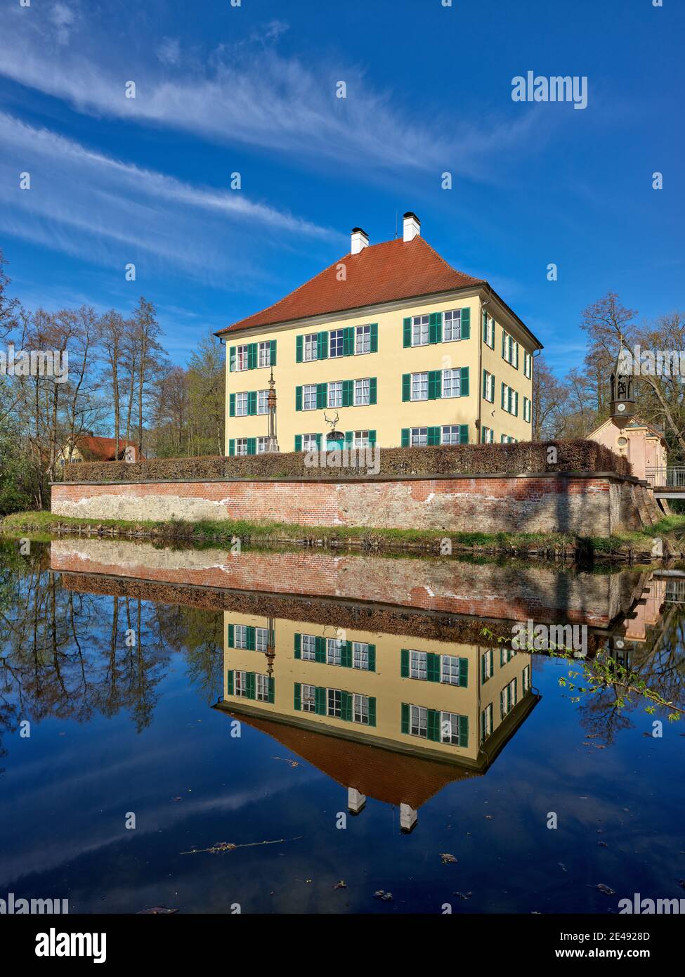 Château, pavillon de chasse, lac du château, fossé, eau, parc, jardin, nuages, lever du soleil, aube, impératrice Elisabeth, Elisabeth d'Autriche-Hongrie, Sissi, Sissi, château de Sisi, chapelle du château, chapelle, chapelle du château néo-gothique, gothique, itinéraire culturel, rue Sisi Banque D'Images
