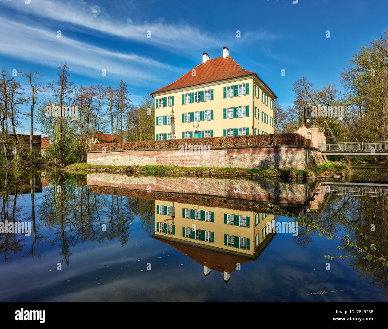 Château, pavillon de chasse, lac du château, fossé, eau, parc, jardin, nuages, lever du soleil, aube, impératrice Elisabeth, Elisabeth d'Autriche-Hongrie, Sissi, Sissi, château de Sisi, chapelle du château, chapelle, chapelle du château néo-gothique, gothique, itinéraire culturel, rue Sisi Banque D'Images