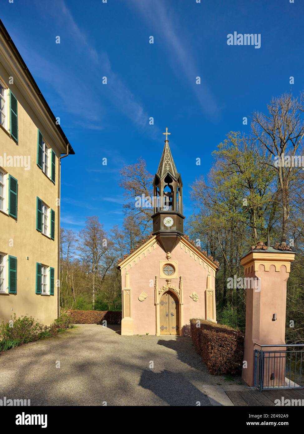 Château, pavillon de chasse, lac du château, fossé, eau, parc, jardin, nuages, lever du soleil, aube, impératrice Elisabeth, Elisabeth d'Autriche-Hongrie, Sissi, Sissi, château de Sisi, chapelle du château, chapelle, chapelle du château néo-gothique, gothique, itinéraire culturel, rue Sisi Banque D'Images