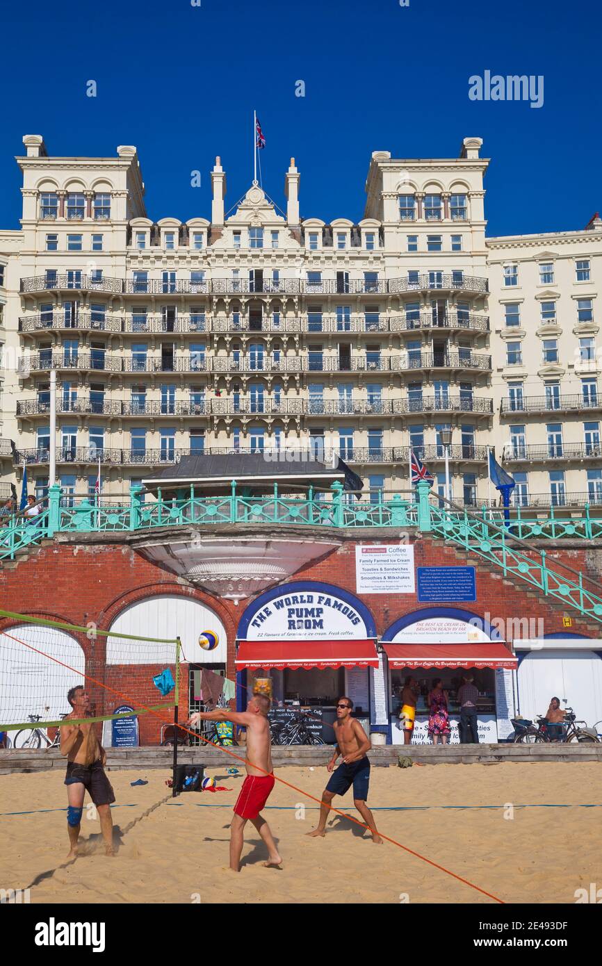 Royaume-Uni, Angleterre, Sussex, Brighton, hommes jouant au volley-ball en face de la pumproom, en arrière-plan est le Grand Hôtel Banque D'Images