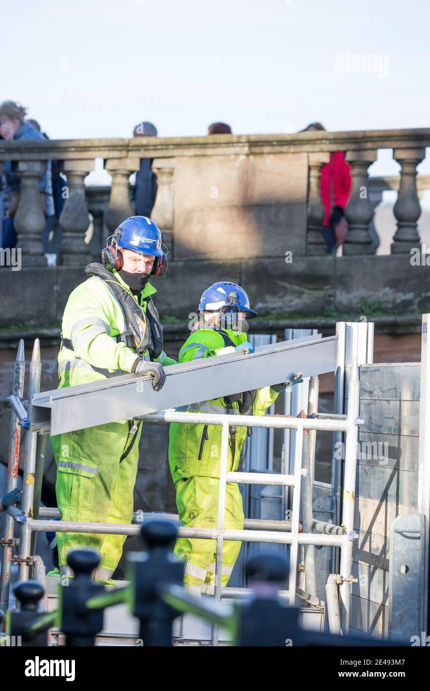 Bewdley, Royaume-Uni. 22 janvier 2021. Les niveaux des rivières étant dangereusement élevés après les effets de Storm Christoph, l'Agence pour l'environnement n'a pas le temps de se reposer. Travaillant tard dans la nuit d'hier, les équipes de gestion des inondations sont en vigueur aujourd'hui et tirent tous les arrêts nécessaires pour empêcher la rivière Severn de violer les défenses contre les inondations. Crédit : Lee Hudson/Alay Live News Banque D'Images