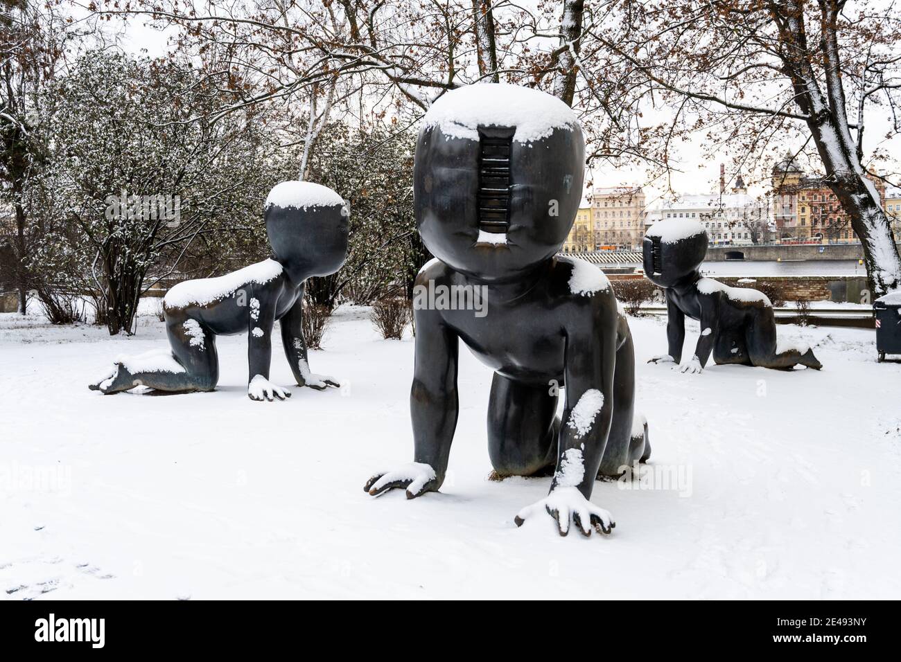 PRAGUE, RÉPUBLIQUE TCHÈQUE - 14 JANVIER 2021 : bébés - des sculptures en bronze sont installées sur l'île de Kampa à Prague, République tchèque. Artiste: David Cerny. Sculptures couvertes de neige en hiver. Banque D'Images