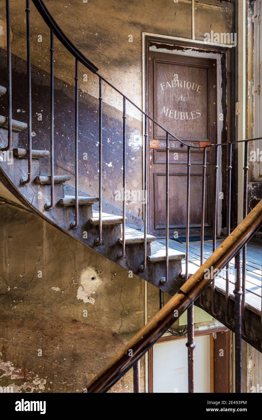 Ancien escalier et porte d'entrée dans le bâtiment le long de la rue du Faubourg Saint-Antoine, Paris, Ile-de-France, France Banque D'Images