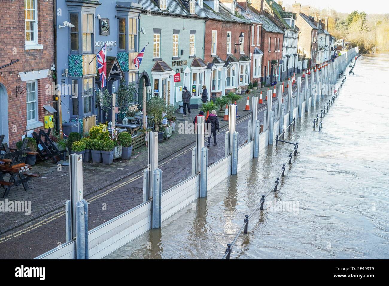 Bewdley, Royaume-Uni. 22 janvier 2021. Les niveaux des rivières étant dangereusement élevés après les effets de Storm Christoph, l'Agence pour l'environnement n'a pas le temps de se reposer. Travaillant tard dans la nuit d'hier, les équipes de gestion des inondations sont en vigueur aujourd'hui et tirent tous les arrêts nécessaires pour empêcher la rivière Severn de violer les défenses contre les inondations. Crédit : Lee Hudson/Alay Live News Banque D'Images