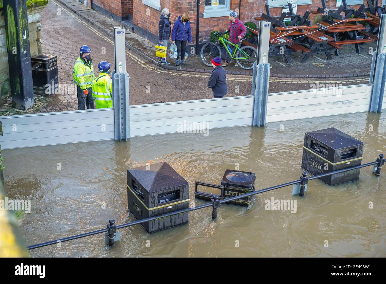 Bewdley, Royaume-Uni. 22 janvier 2021. Les niveaux des rivières étant dangereusement élevés après les effets de Storm Christoph, l'Agence pour l'environnement n'a pas le temps de se reposer. Travaillant tard dans la nuit d'hier, les équipes de gestion des inondations sont en vigueur aujourd'hui et tirent tous les arrêts nécessaires pour empêcher la rivière Severn de violer les défenses contre les inondations. Crédit : Lee Hudson/Alay Live News Banque D'Images