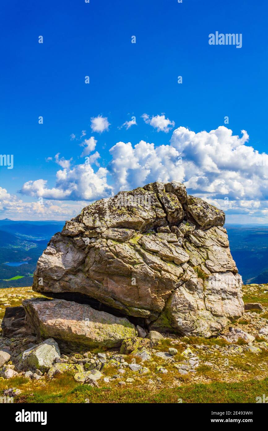 Grand rocher dans le paysage norvégien incroyable sur le sommet de la montagne à Vang i Valdres Norvège. Banque D'Images