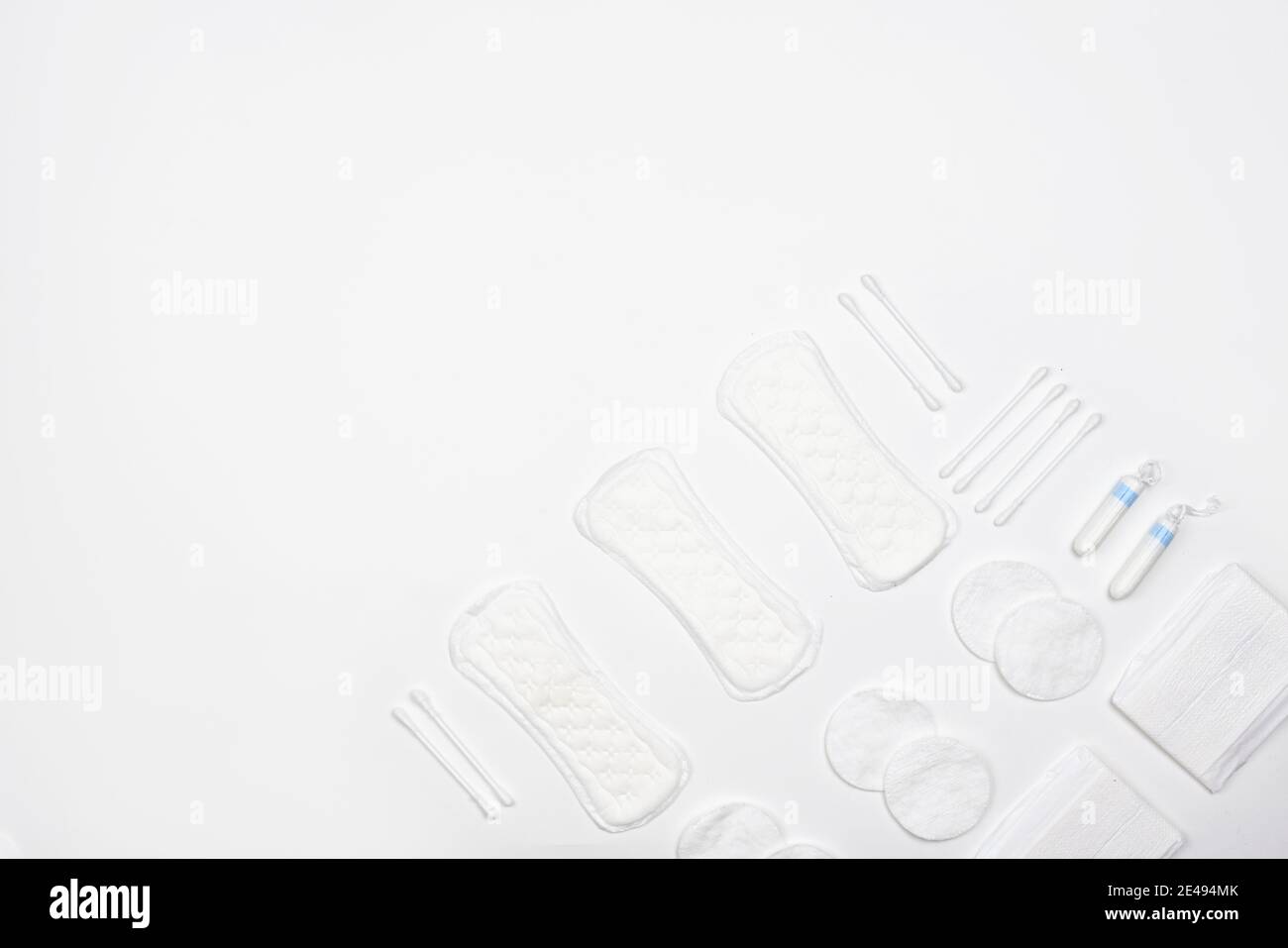 Différents produits d'hygiène féminins sur fond blanc. Tampons et tampons féminins sur blanc. Serviettes hygiéniques et tampons menstruels pour femmes Banque D'Images