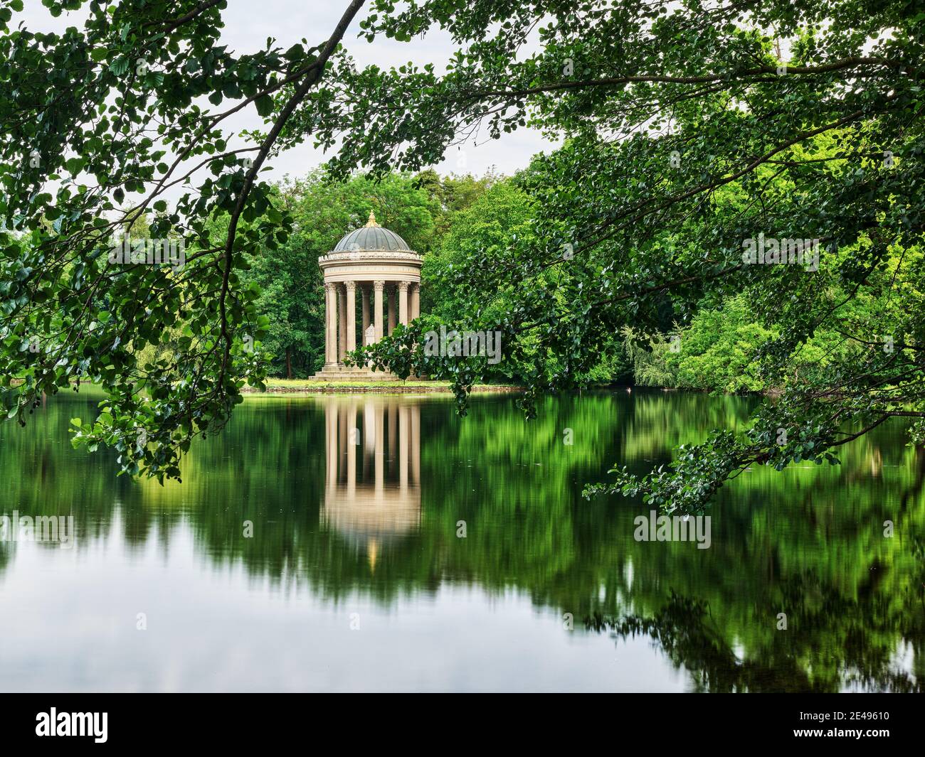 Capitale de l'Etat, parc, parc du château, monopteros, monument, classé, vue, lac, eau debout, temple d'Apollon, jardin paysager, jardin baroque, jardin français, palais royal de plaisir, arbres, forêt Banque D'Images