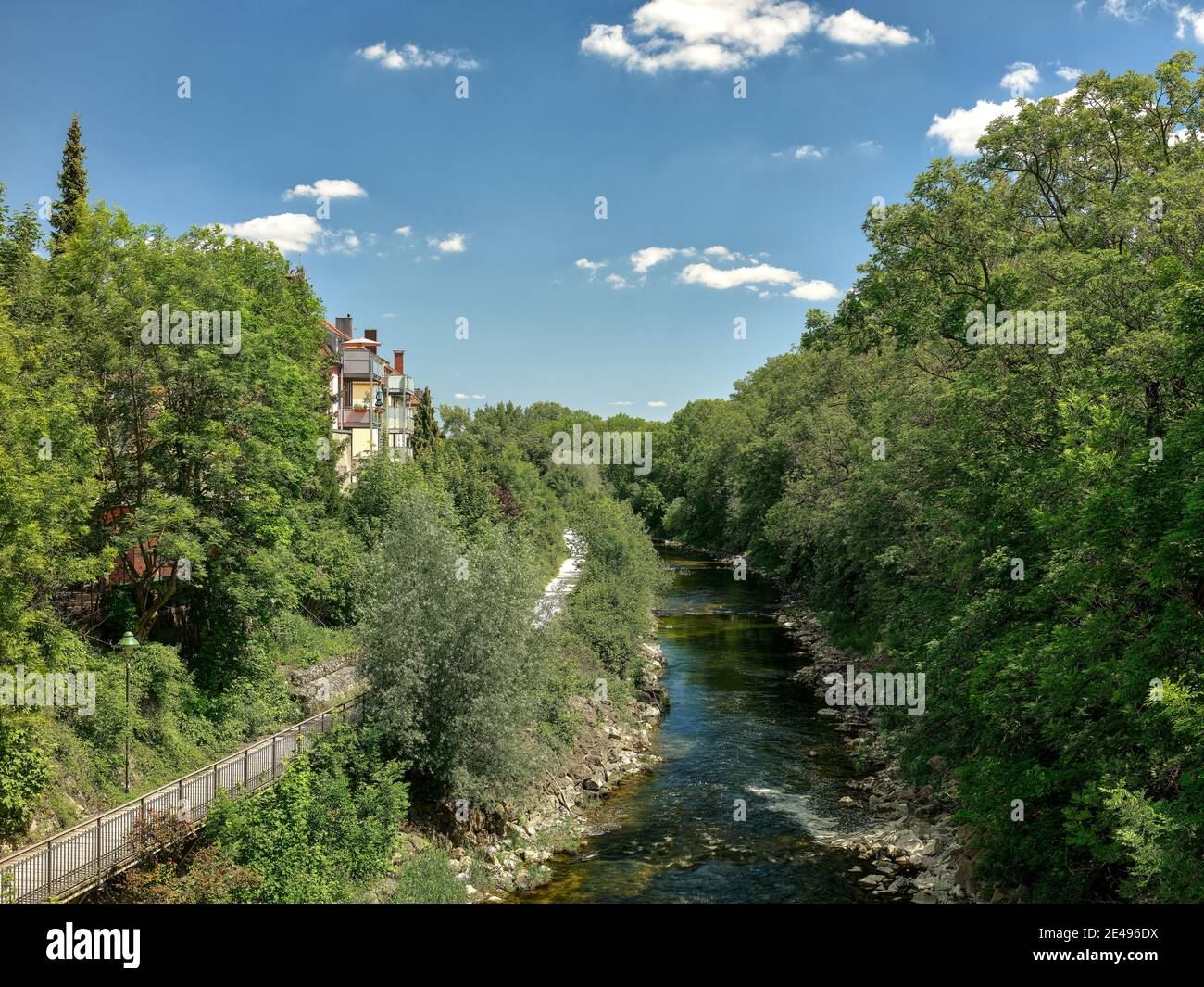 Rivière, eau courante, piste cyclable, sentier, remblai, renfort de banque, seuil de lit Banque D'Images