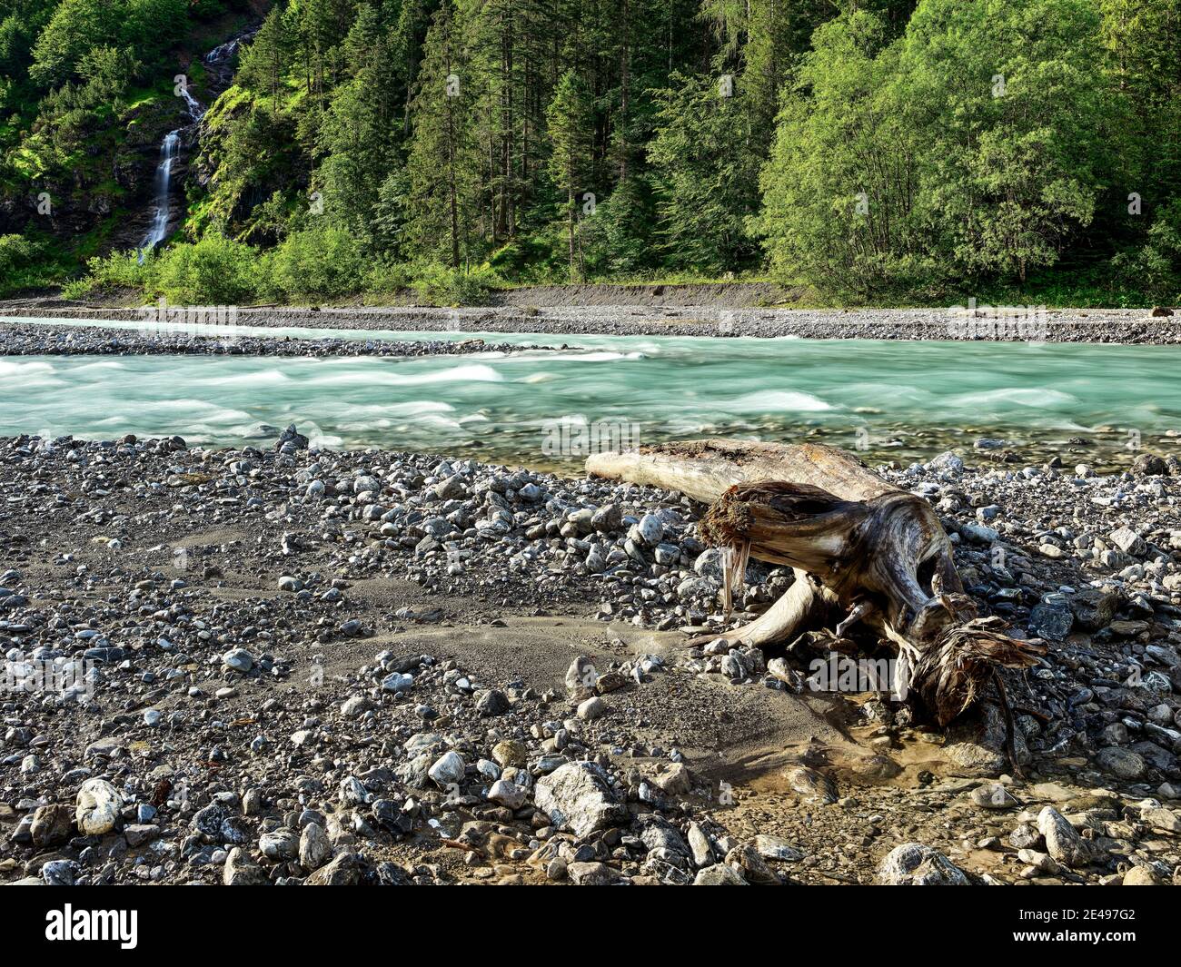 Rivière alpine, rivière sauvage, rivière, rive de gravier, flanc de montagne, pente de montagne, forêt de montagne, falaise, face rocheuse, chute d'eau Banque D'Images