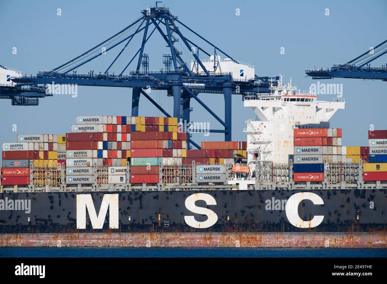 Felixstowe, Royaume-Uni. 22 janvier 2021. Un navire à conteneurs sur le quai dans le port de Felixstowe, Suffolk. Le transport de conteneurs a connu des perturbations importantes depuis le Brexit, avec des ports congestionnés et une augmentation de la paperasserie conduisant à des retards et une augmentation des coûts pour les importations et les exportations. Date de la photo: Vendredi 22 janvier 2021. Le crédit photo devrait se lire: Matt Crossick/Empics/Alamy Live News Banque D'Images