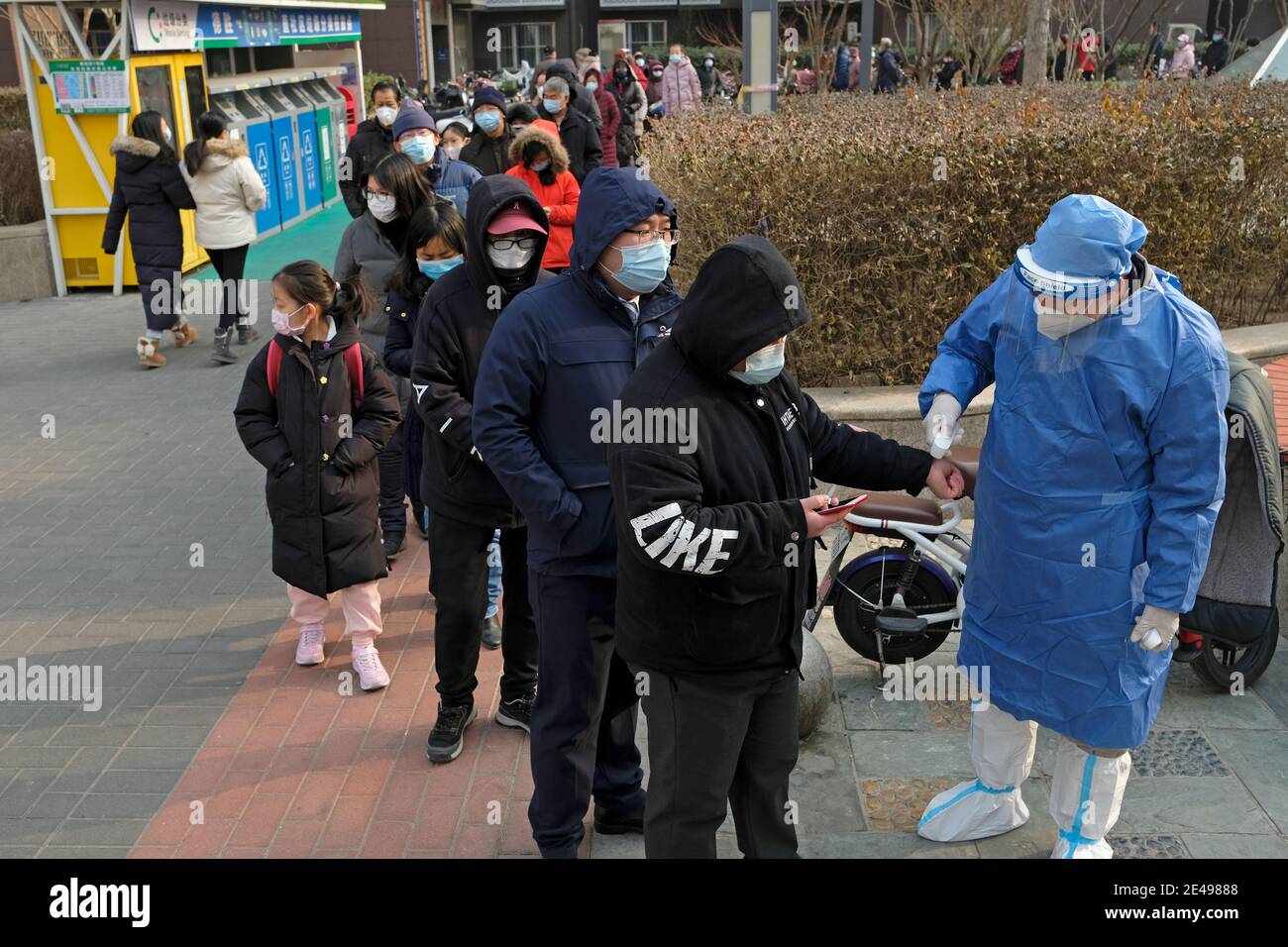 Les gens font la queue pour obtenir leur test d'acide nucléique à la suite de l'épidémie de coronavirus (COVID-19) à Beijing, Chine le 22 janvier 2021. Banque D'Images