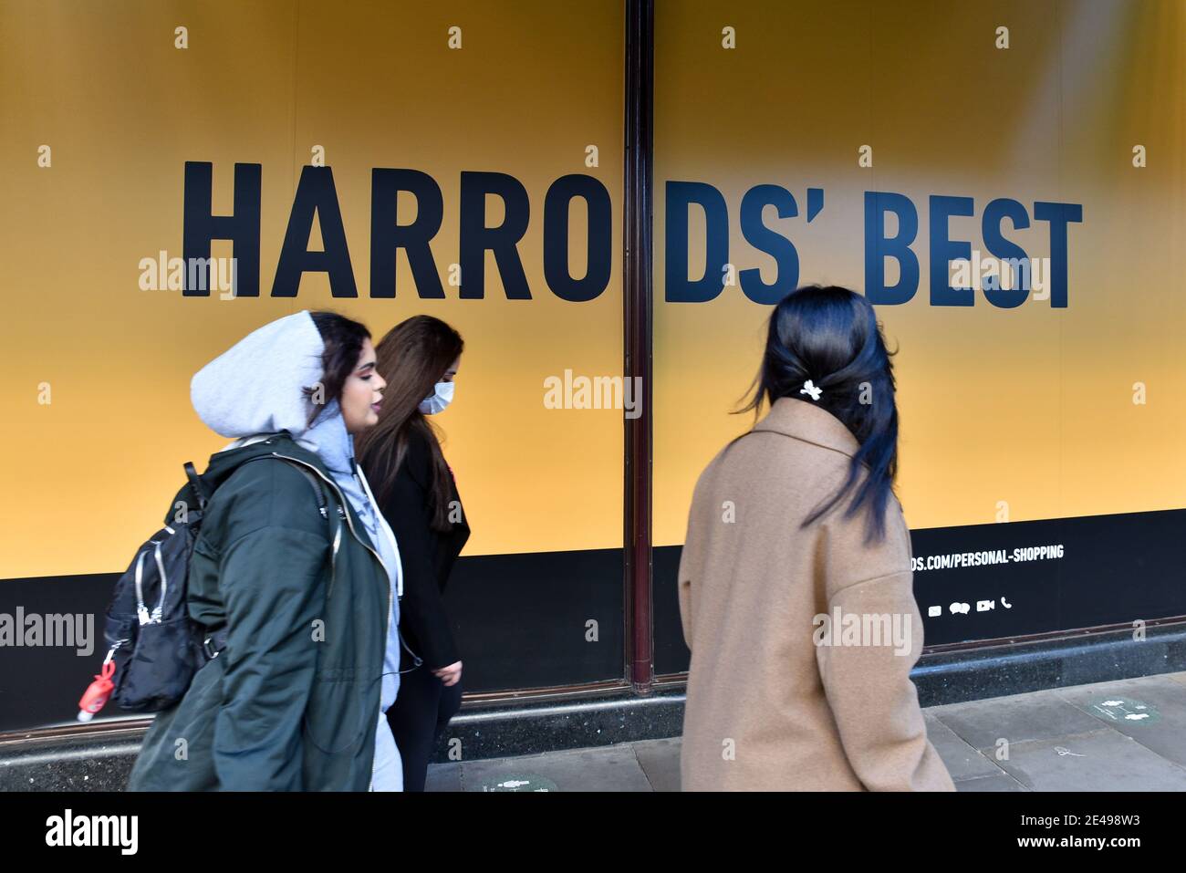 Harrods, Knightsbridge, Londres, Royaume-Uni. 22 janvier 2021. Pandémie de coronavirus, Lockdown 3. Harrods est fermé et les fenêtres sont couvertes. Crédit : Matthew Chattle/Alay Live News Banque D'Images